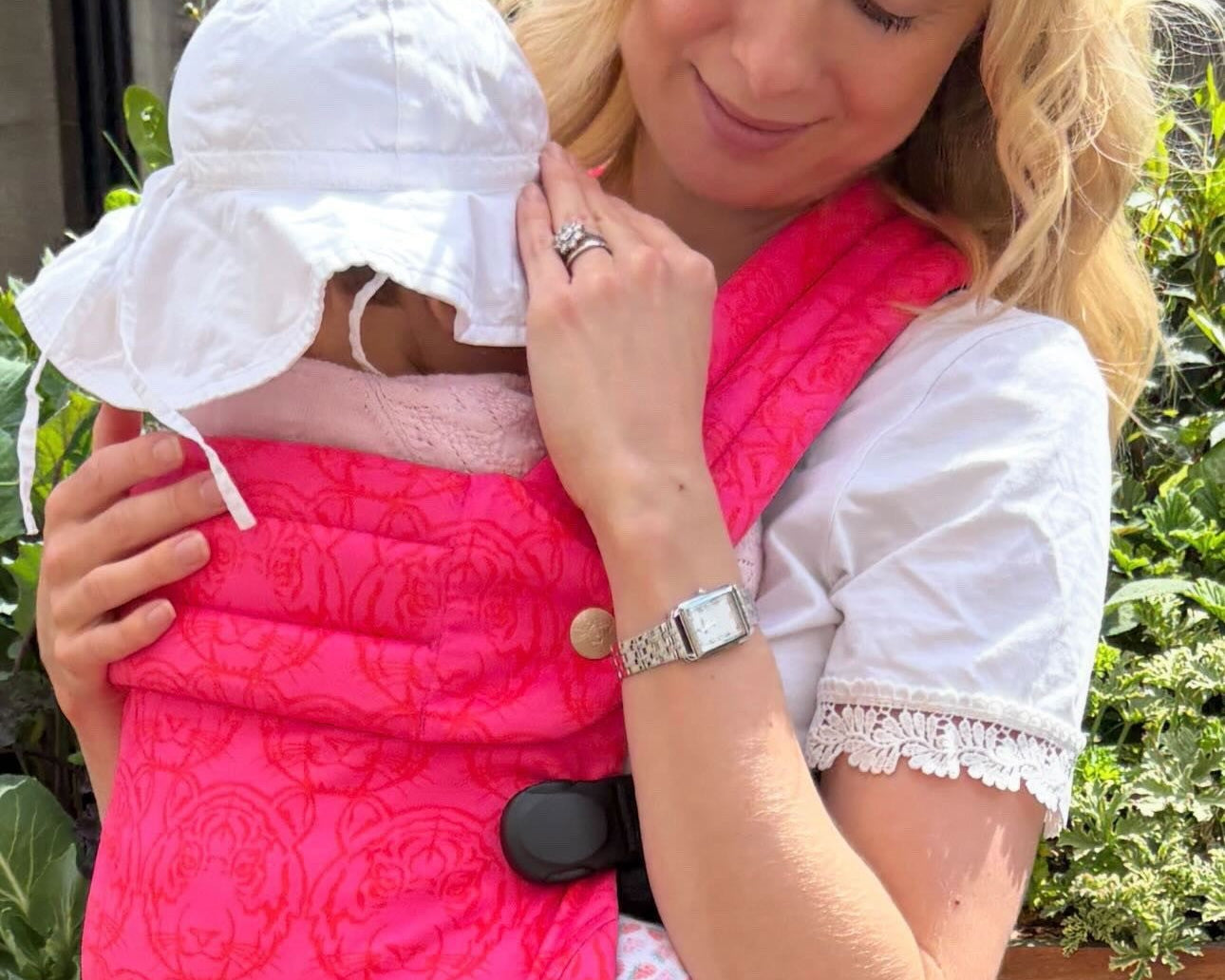 Hip wearing ! The cool way to wear baby in Summer