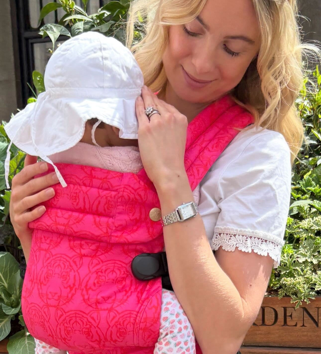 Hip wearing ! The cool way to wear baby in Summer