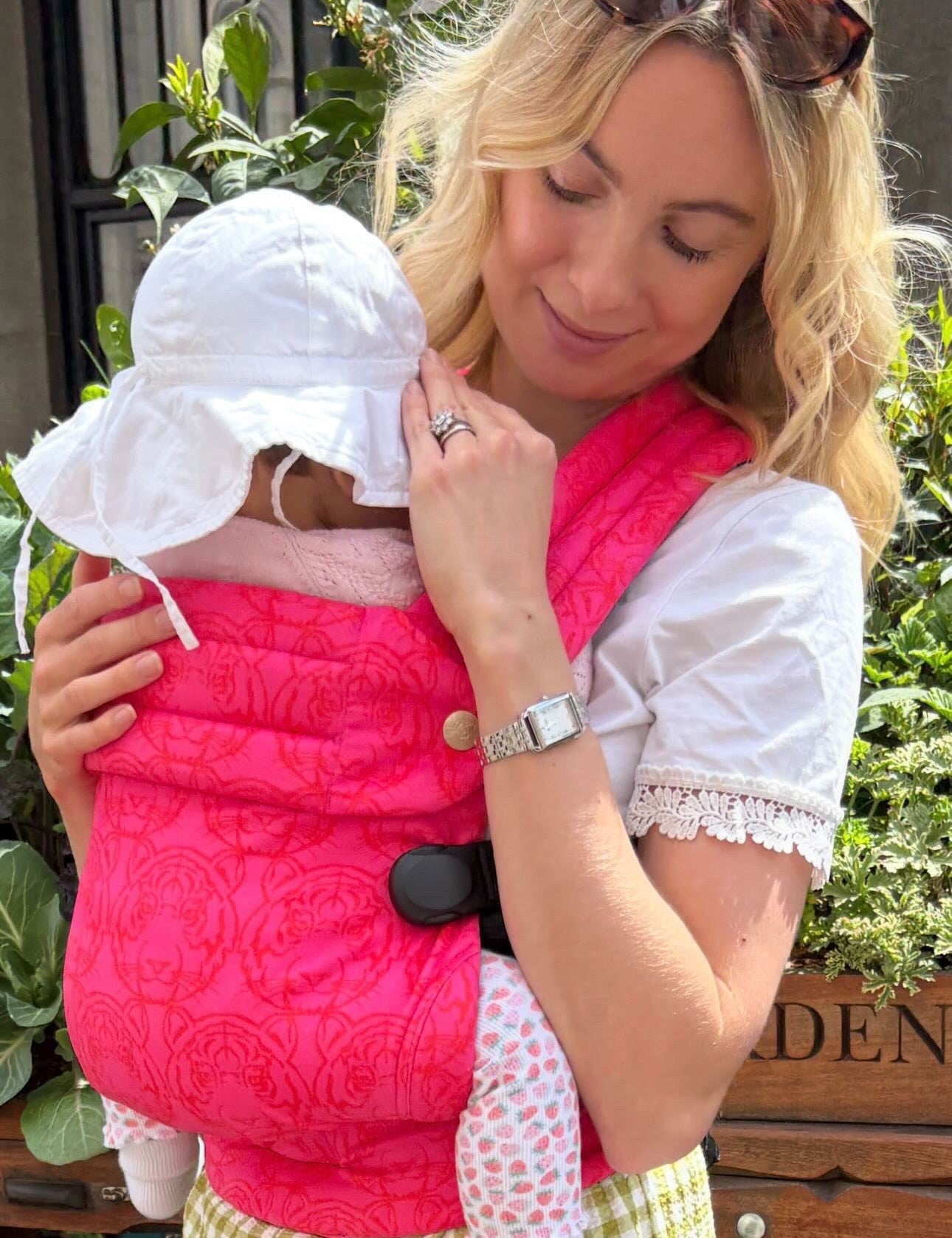 Hip wearing ! The cool way to wear baby in Summer
