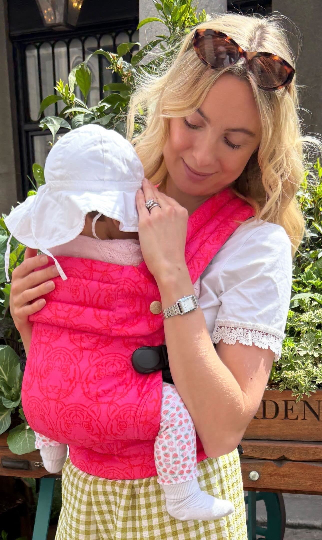 Hip wearing ! The cool way to wear baby in Summer