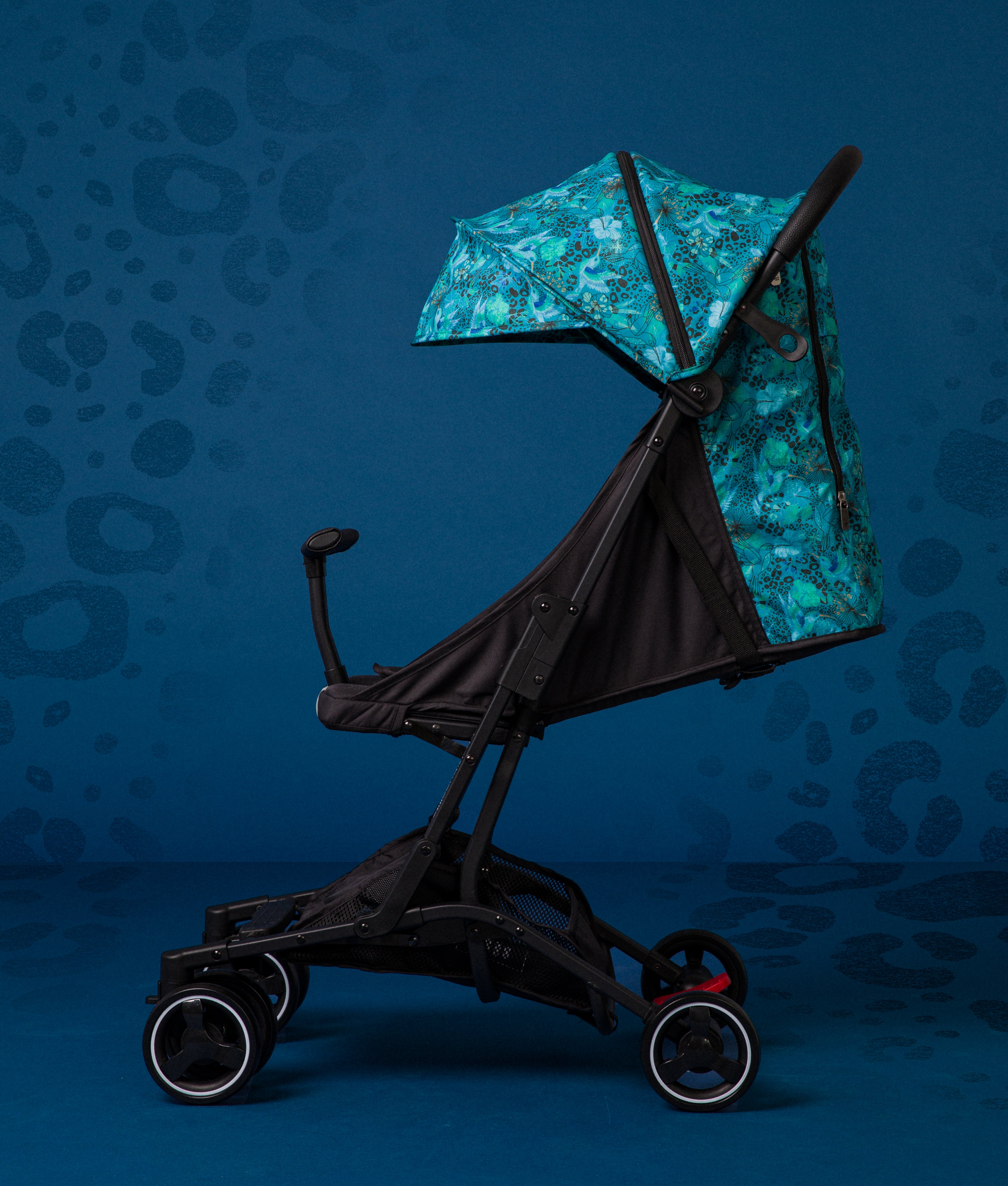 Stroller with best sale extendable hood